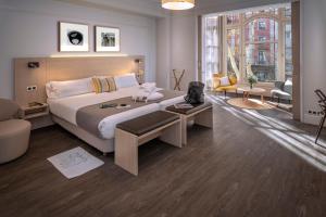 A bed or beds in a room at Hotel SERHS Rivoli Rambla Még 37 kép