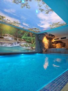 uma piscina com cascata numa casa em Zlatiborske terase Spa&Wellness em Zlatibor