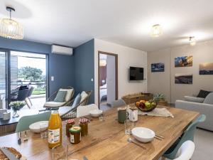 TV a/nebo společenská místnost v ubytování Apartment Vignola 2 by Interhome