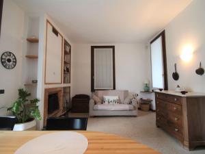 Posezení v ubytování Villa Le Rondini by Interhome + 30 fotografií
