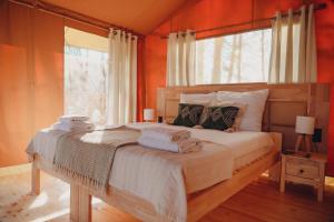 Glamping Mazury - Przystań Jeziorany客房内的一张或多张床位
