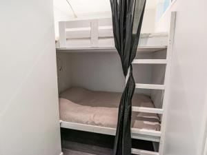 Cette petite chambre comprend un lit dans un placard. dans l'établissement Holiday Home Vuorihuoneistot 608 by Interhome, à Sastamala