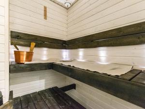 - un sauna avec un banc et un seau dans l'établissement Holiday Home Vuorihuoneistot 608 by Interhome, à Sastamala