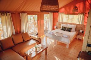 Glamping Mazury - Przystań Jeziorany客房内的一张或多张床位