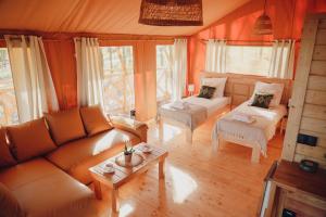 Glamping Mazury - Przystań Jeziorany客房内的一张或多张床位