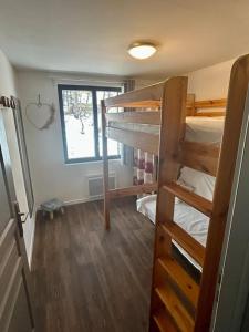 a room with two bunk beds and a window at chalet proche des pistes Ô chalet Dana in Vars