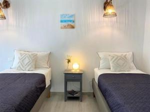 Tempat tidur dalam kamar di Apartment Perla dell'Isola by Interhome