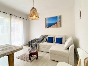Ruang duduk di Apartment Perla dell'Isola by Interhome