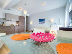 salon ze szklanym stołem z różowymi kwiatami w obiekcie Casa Marina Spa by Baltic Home w Świnoujściu +19 zdjęć