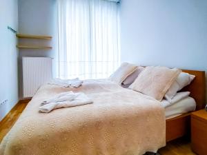 łóżko z dwoma ręcznikami i oknem w obiekcie Casa Marina Spa by Baltic Home w Świnoujściu