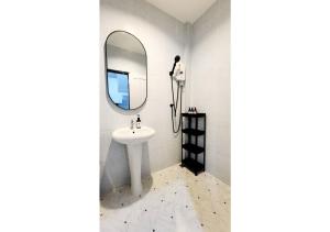 a bathroom with a sink and a mirror at LS 1 Lasalle House,bts,Suvarnabhumi ,mega bangna in Bangkok +40 photos