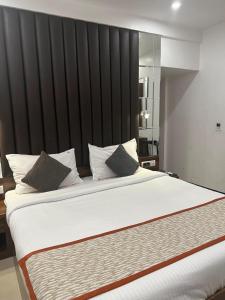 Postel nebo postele na pokoji v ubytování Hotel Supreme - Cuffe Parade