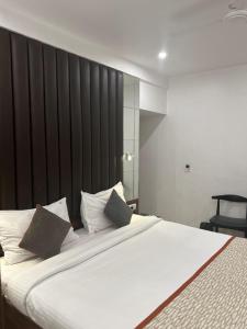 Postel nebo postele na pokoji v ubytování Hotel Supreme - Cuffe Parade