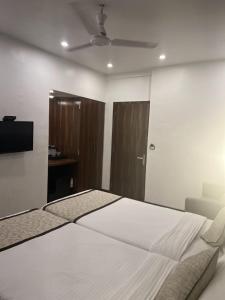 Postel nebo postele na pokoji v ubytování Hotel Supreme - Cuffe Parade