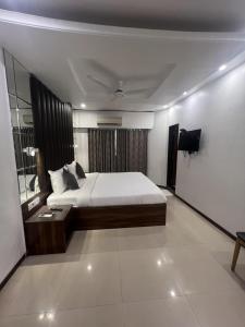 Postel nebo postele na pokoji v ubytování Hotel Supreme - Cuffe Parade