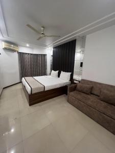 Postel nebo postele na pokoji v ubytování Hotel Supreme - Cuffe Parade