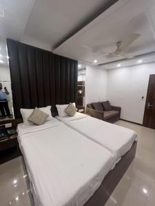 Postel nebo postele na pokoji v ubytování Hotel Supreme - Cuffe Parade