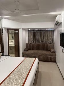 TV a/nebo společenská místnost v ubytování Hotel Supreme - Cuffe Parade