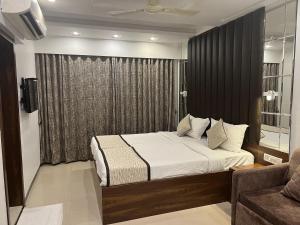 Postel nebo postele na pokoji v ubytování Hotel Supreme - Cuffe Parade