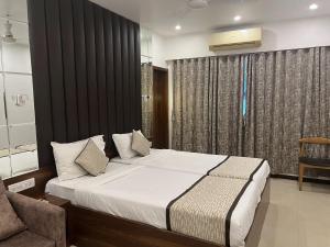 Postel nebo postele na pokoji v ubytování Hotel Supreme - Cuffe Parade