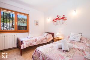 ベニタチェルにあるVilla Mimosa by Abahana Villasのベッドルーム1室(ベッド2台、窓付)