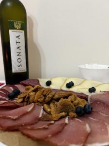 un pastel con carne y una botella de vino en Stan Na Dan - Smederevo, en Smederevo