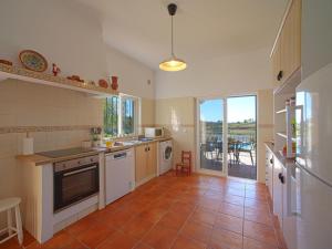 Η κουζίνα ή μικρή κουζίνα στο Villa Amêndoa by Interhome