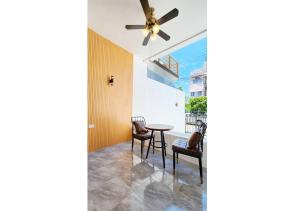 a dining room with a ceiling fan and a table at LS 1 Lasalle House,bts,Suvarnabhumi ,mega bangna in Bangkok
