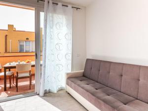 een woonkamer met een bank en een tafel bij Apartment Santa Maria by Interhome in Castiglione della Pescaia