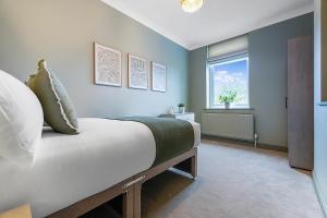 um quarto com uma cama e uma janela em Inviting 3 Bedroom Flat in Corner House, Sleeps 6 em Darlington