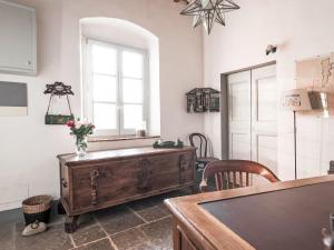 een keuken met een dressoir en een tafel met bloemen erop bij Holiday Home Mirandola by Interhome in Vicchio