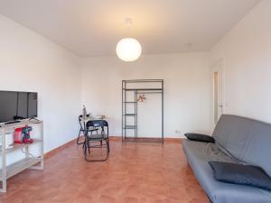 una sala de estar con un sofá y una mesa en Apartment L'Espelido-7 by Interhome, en Saint-Aygulf