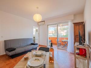una sala de estar con un sofá y una mesa en Apartment L'Espelido-7 by Interhome, en Saint-Aygulf