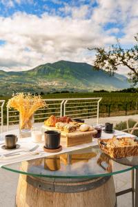 una mesa con comida y vistas a la montaña en GIARDINO DELLE OCHE, en Ponte