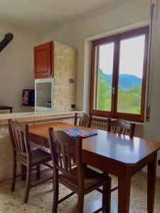 Η κουζίνα ή μικρή κουζίνα στο Avventura e Relax a Bagnasco 2