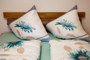 - deux oreillers installés au-dessus du lit dans l'établissement Ferienwohnungen - Alte Brauerei, à Rauhenebrach