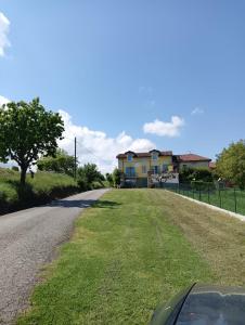 un camino vacío con una casa en el fondo en La Terrazza del Barbaresco, en Neviglie