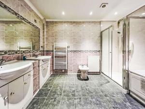 Ένα μπάνιο στο Chalet Oich View by Interhome