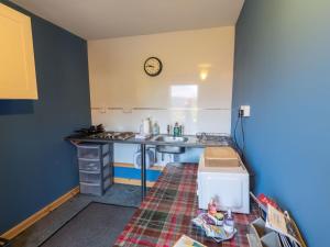 Kuchyň nebo kuchyňský kout v ubytování Chalet Phoenix Stable by Interhome