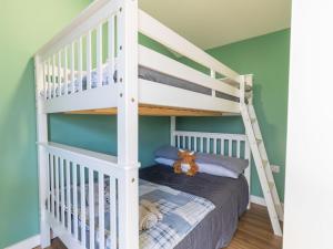 Postel nebo postele na pokoji v ubytování Chalet Phoenix Stable by Interhome