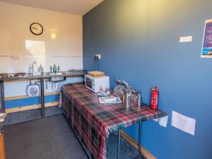 Kuchyň nebo kuchyňský kout v ubytování Chalet Phoenix Stable by Interhome