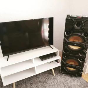 TV a/nebo společenská místnost v ubytování Gite au Rocher