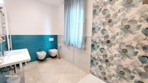 y baño con aseo, lavabo y ducha. en Olimpo degli Dei, en Agerola