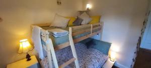 Katil dua tingkat atau katil-katil dua tingkat dalam bilik di Pass the Keys Tor-View Glastonbury Home with pod garden