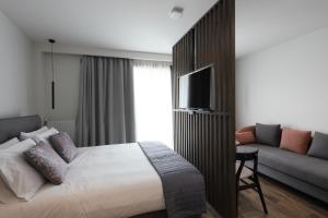 une chambre d'hôtel avec un lit et un canapé dans l'établissement ZEN STUDIO, à Ioannina