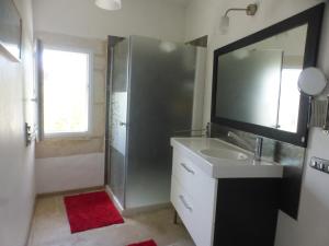 Photo de la galerie de l'établissement chambre d hote spacieuse avec cour junas gard, à Junas