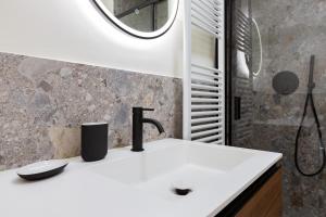 une salle de bain avec un lavabo et une douche dans l'établissement CONFALONIERI21 Isola cozy apartment by Hospity, à Milan 29 autres photos