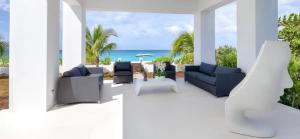uma sala de estar com vista para o oceano em Beachfront House, Meads Bay Beach em Meads Bay