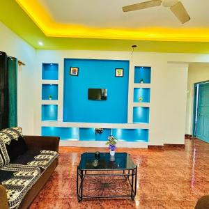 Телевизор и/или развлекательный центр в The Grey Villa - Private Pool - 100 Mtr Beach Walking +18 фотографий