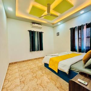 a bedroom with a bed and a ceiling fan at The Grey Villa - Private Pool in Calangute